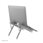 Soporte plegable y compacto para portátil Neomounts NSLS010, compatible con dispositivos de 11 a 17 pulgadas