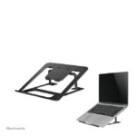 Imagen del soporte para portátil Neomounts NSLS085BLACK, plegable, compacto y universal, compatible con laptops de 10 a 17 pulgadas, SKU NSLS085BLACK
