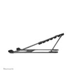 Imagen del soporte para portátil Neomounts NSLS085BLACK, plegable, compacto y universal, compatible con laptops de 10 a 17 pulgadas, SKU NSLS085BLACK