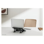 Imagen del soporte para portátil Neomounts NSLS085BLACK, plegable, compacto y universal, compatible con laptops de 10 a 17 pulgadas, SKU NSLS085BLACK