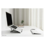 Imagen del soporte para portátil Neomounts NSLS085BLACK, plegable, compacto y universal, compatible con laptops de 10 a 17 pulgadas, SKU NSLS085BLACK