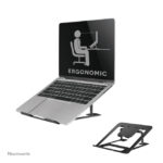 Imagen del soporte para portátil Neomounts NSLS085BLACK, plegable, compacto y universal, compatible con laptops de 10 a 17 pulgadas, SKU NSLS085BLACK