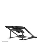 Imagen del soporte para portátil Neomounts NSLS085BLACK, plegable, compacto y universal, compatible con laptops de 10 a 17 pulgadas, SKU NSLS085BLACK