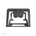 Imagen del soporte para portátil Neomounts NSLS085BLACK, plegable, compacto y universal, compatible con laptops de 10 a 17 pulgadas, SKU NSLS085BLACK