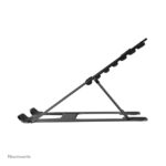 Imagen del soporte para portátil Neomounts NSLS085BLACK, plegable, compacto y universal, compatible con laptops de 10 a 17 pulgadas, SKU NSLS085BLACK