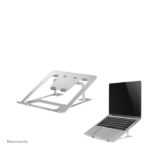 Neomounts soporte plegable y compacto para portátiles de 10 a 17 pulgadas, SKU NSLS085SILVER, ideal para ahorrar espacio y mejorar la ergonomía