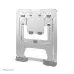 Neomounts soporte plegable y compacto para portátiles de 10 a 17 pulgadas, SKU NSLS085SILVER, ideal para ahorrar espacio y mejorar la ergonomía