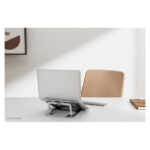 Neomounts soporte plegable y compacto para portátiles de 10 a 17 pulgadas, SKU NSLS085SILVER, ideal para ahorrar espacio y mejorar la ergonomía
