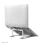 Neomounts soporte plegable y compacto para portátiles de 10 a 17 pulgadas, SKU NSLS085SILVER, ideal para ahorrar espacio y mejorar la ergonomía