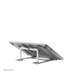 Neomounts soporte plegable y compacto para portátiles de 10 a 17 pulgadas, SKU NSLS085SILVER, ideal para ahorrar espacio y mejorar la ergonomía