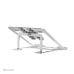 Neomounts soporte plegable y compacto para portátiles de 10 a 17 pulgadas, SKU NSLS085SILVER, ideal para ahorrar espacio y mejorar la ergonomía