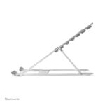 Neomounts soporte plegable y compacto para portátiles de 10 a 17 pulgadas, SKU NSLS085SILVER, ideal para ahorrar espacio y mejorar la ergonomía