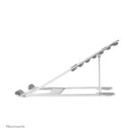 Neomounts soporte plegable y compacto para portátiles de 10 a 17 pulgadas, SKU NSLS085SILVER, ideal para ahorrar espacio y mejorar la ergonomía
