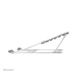 Neomounts soporte plegable y compacto para portátiles de 10 a 17 pulgadas, SKU NSLS085SILVER, ideal para ahorrar espacio y mejorar la ergonomía