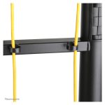 Carro para TV de 32 a 70 pulgadas Neomounts, modelo PLASMA-M1700E, con ajuste de altura y ruedas para movilidad.