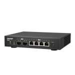 Imagen del QNAP QSW-2104-2S, un switch no administrado de 2.5G Ethernet en color negro con dos puertos SFP+. SKU QSW-2104-2S.