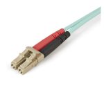 Cable de fibra óptica multimodo de StarTech.com de 2 metros LC/UPC a LC/UPC con especificaciones OM4 50/125µm para redes de 100G y cubierta LSZH. SKU: 450FBLCLC2