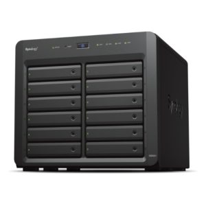 Servidor de almacenamiento NAS Synology DiskStation DS2422+ en formato torre, con procesador Ryzen Embedded V1500B, 4 GB de RAM DDR4, y manejado por DiskStation Manager en color negro. SKU DS2422+.