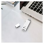 Imagen del adaptador y tarjeta de red TP-Link TL-WN821N capaz de alcanzar hasta 300 Mbps de velocidad de conexión