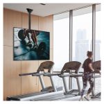 Vista del soporte para pantalla de señalización Techly de 70 pulgadas en color negro, SKU ICA-CPLB 946L