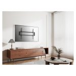 Soporte para TV Techly ICA-PLB 369F en color negro, con altura ajustable de hasta 3,05 metros para pantallas de 120 pulgadas.