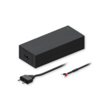 Adaptador e inversor de corriente Teltonika PR317EUA de 62W en color negro, ideal para interiores.