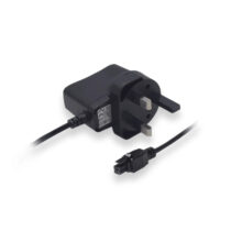 Imagen del adaptador e inversor de corriente Teltonika PR3PUUK3 en color negro, ideal para uso en interiores