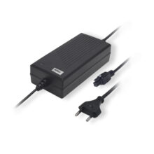 Teltonika PR3PWEU3 adaptador e inversor de corriente para interiores en color negro, diseñado para máxima eficiencia.
