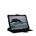 Folio negro de Urban Armor Gear para iPad de 10.9 pulgadas con SKU 123396114040. Diseño resistente y elegante.