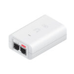 Imagen del adaptador e inyector de PoE Gigabit Ethernet Ubiquiti de 24V y 30W, SKU POE-24-30W-G-WH, mostrando conectores y diseño compacto.