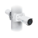 Cámara de seguridad Ubiquiti UVC-PRO-M montada en vivienda, incluye características avanzadas y fácil instalación. SKU: UVC-PRO-M