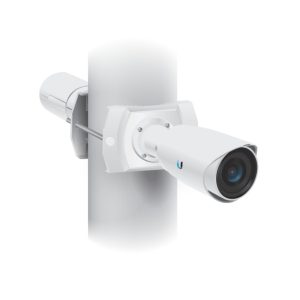 Cámara de seguridad Ubiquiti UVC-PRO-M montada en vivienda, incluye características avanzadas y fácil instalación. SKU: UVC-PRO-M
