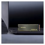 Vista de la unidad de estado sólido ADATA ALEG-800-1000GCS de 1 TB, con interfaz M.2 PCI Express 4.0 y memoria 3D NAND