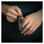 Imagen de la unidad flash USB de ADATA con 2 TB de capacidad y conexión USB tipo A 3.2 Gen 2, SKU SC610-2000G-CBK/RD