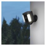 Cámara de seguridad Ring Spotlight Cam Plus Battery con resolución 1920 x 1080 píxeles, para montaje en techo o pared. SKU: 8SB1S2-BEU0