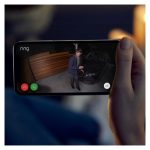 Cámara de seguridad Ring Spotlight Cam Plus Battery con resolución 1920 x 1080 píxeles, para montaje en techo o pared. SKU: 8SB1S2-BEU0