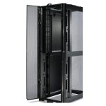 APC Rack PDU Basic Zero U, unidad de distribución de energía con 9 salidas AC, diseño 0U y color negro. SKU: AP7555A.