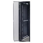 Unidad de distribución de energía APC Rack PDU Zero U de 11 kW, 230V, con 36 salidas C13 y 6 salidas C19, SKU AP7557 en color negro