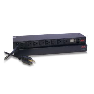 Unidad de distribución de energía APC AP7901B con 8 salidas AC en color negro. SKU: AP7901B