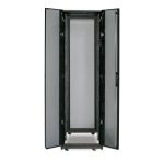 Armario rack independiente de 42U marca APC en color negro, SKU AR3100X609. Ideal para centros de datos con alta capacidad de almacenamiento de equipos.