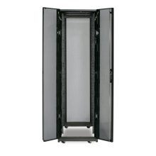 Armario rack independiente de 42U marca APC en color negro, SKU AR3100X609. Ideal para centros de datos con alta capacidad de almacenamiento de equipos.