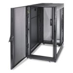 Rack independiente APC NetShelter SX 24U, medidas 600mm x 1070mm, color negro. SKU AR3104.