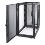 Rack independiente APC NetShelter SX 24U, medidas 600mm x 1070mm, color negro. SKU AR3104.