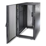 Rack independiente APC NetShelter SX 24U, medidas 600mm x 1070mm, color negro. SKU AR3104.