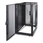 Rack independiente APC NetShelter SX 24U, medidas 600mm x 1070mm, color negro. SKU AR3104.