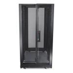 Rack independiente APC NetShelter SX 24U, medidas 600mm x 1070mm, color negro. SKU AR3104.