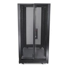 Rack independiente APC NetShelter SX 24U, medidas 600mm x 1070mm, color negro. SKU AR3104.