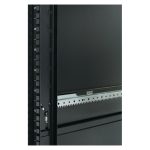 Imagen del rack o bastidor APC NetShelter SX de 48U en color negro con SKU AR3107X609. Ideal para centros de procesamiento de datos y servidores.