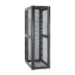 Rack independiente APC NetShelter SX 48U, color negro, SKU AR3107X617, ideal para centros de datos con necesidad de alta capacidad de almacenamiento.