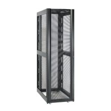 Rack independiente APC NetShelter SX 48U, color negro, SKU AR3107X617, ideal para centros de datos con necesidad de alta capacidad de almacenamiento.
